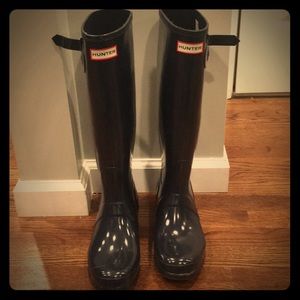 Navy blue Hunter Rain Boots!